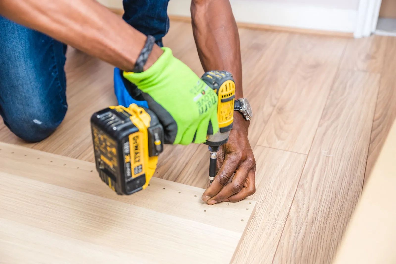 Montaje de una pieza de madera con un taladro