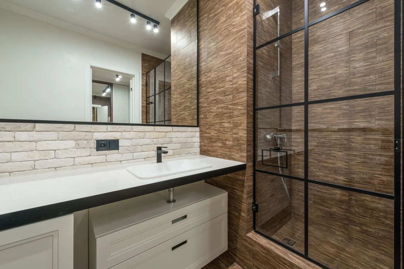 Baño con lavabo, mueble y mampara de ducha