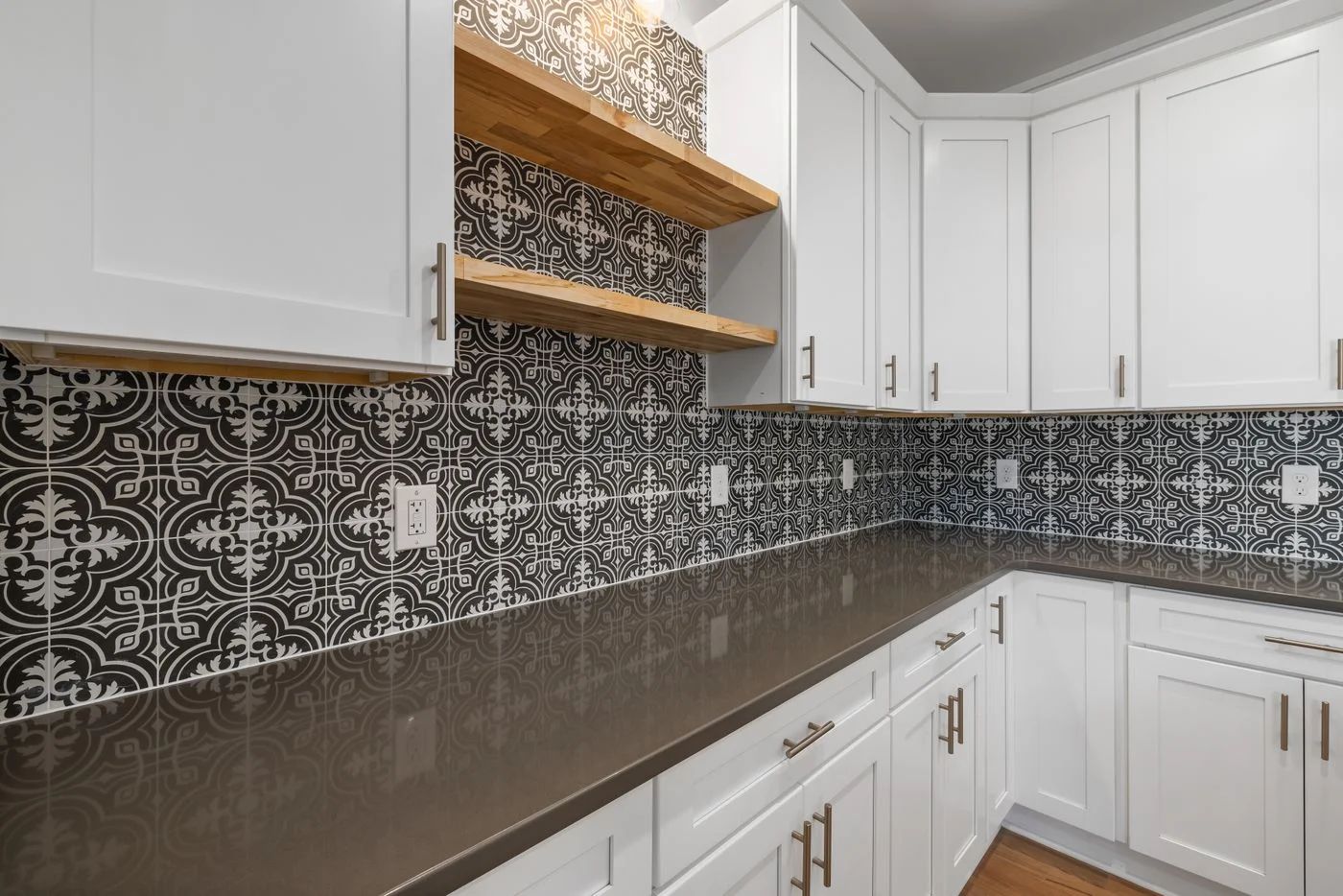 Muebles blancos de cocina, encimera y frente de azulejos