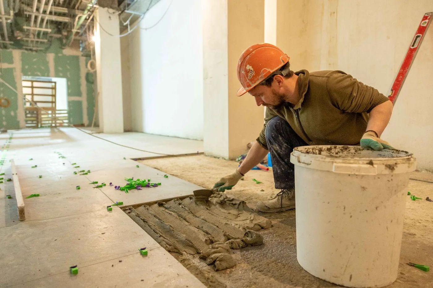Colocación de baldosas en una reforma interior